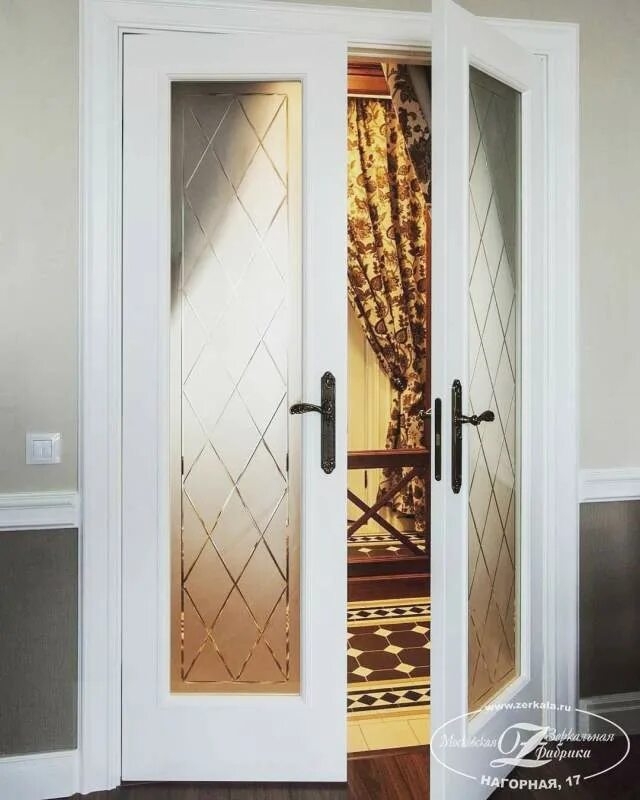 Дверь со стеклом. Дверное полотно цельностеклянное. Межкомнатные двери из стекла. Mdf eshik. Витражные двери.