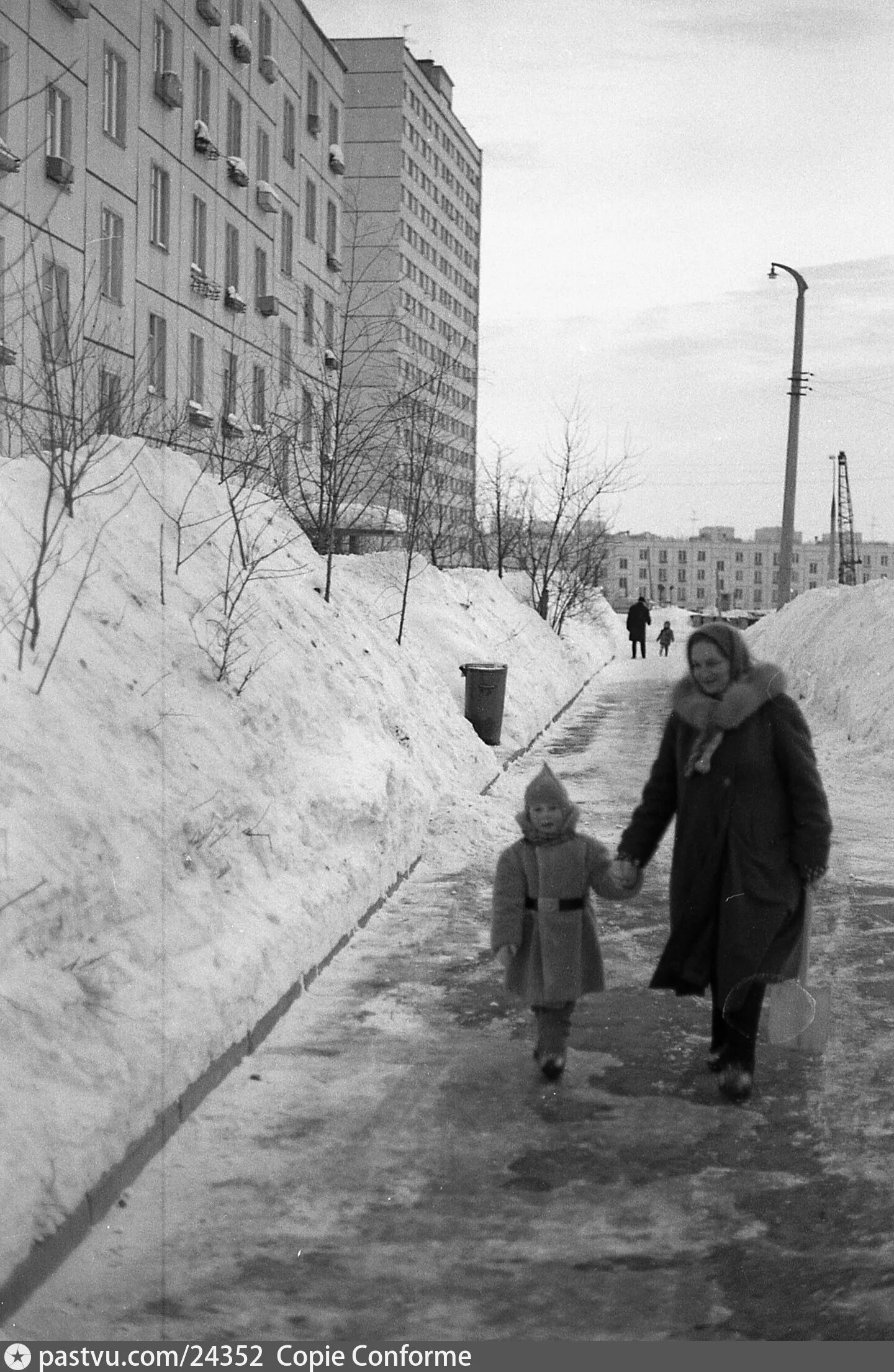 Зимний арбат в москве. Советские улицы зимой. Зимний нью-йорк 5 авеню. Старая москва зимой. Зима на старой улице.