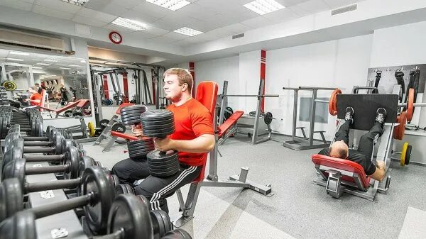 Тренажерный зал балашиха. Зал алсена балашиха. Спортзал на заводе. Фабрика фитнеса балашиха. Бассейн балашиха фитнес ссср.