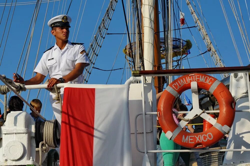 получасы на корабле. штурвал корабля. рында вмф. крейсер рында. матросы на палубе.