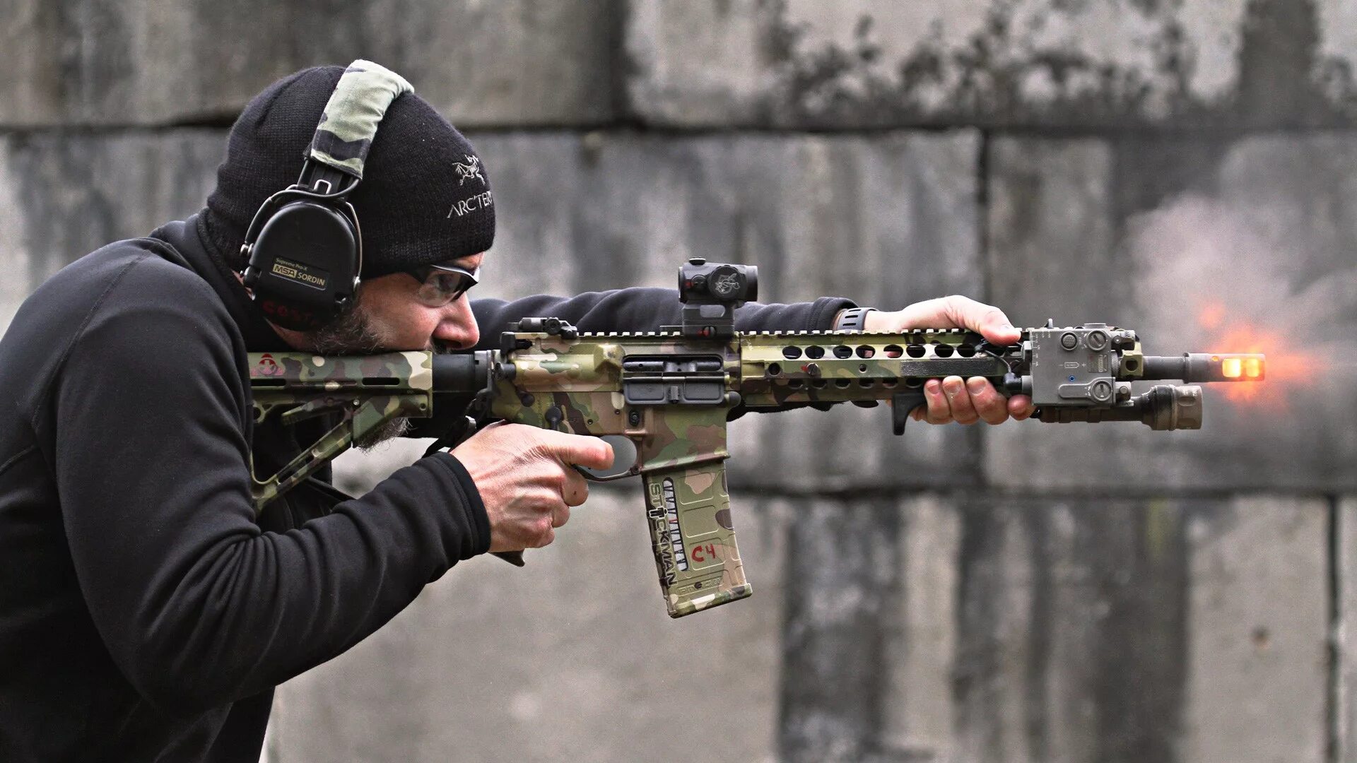 Автомат калашникова стрельба. Стреляет из калашникова. Автомат стреляет. Стрельба с автомата. Ак 47 ак 74 ак 12.