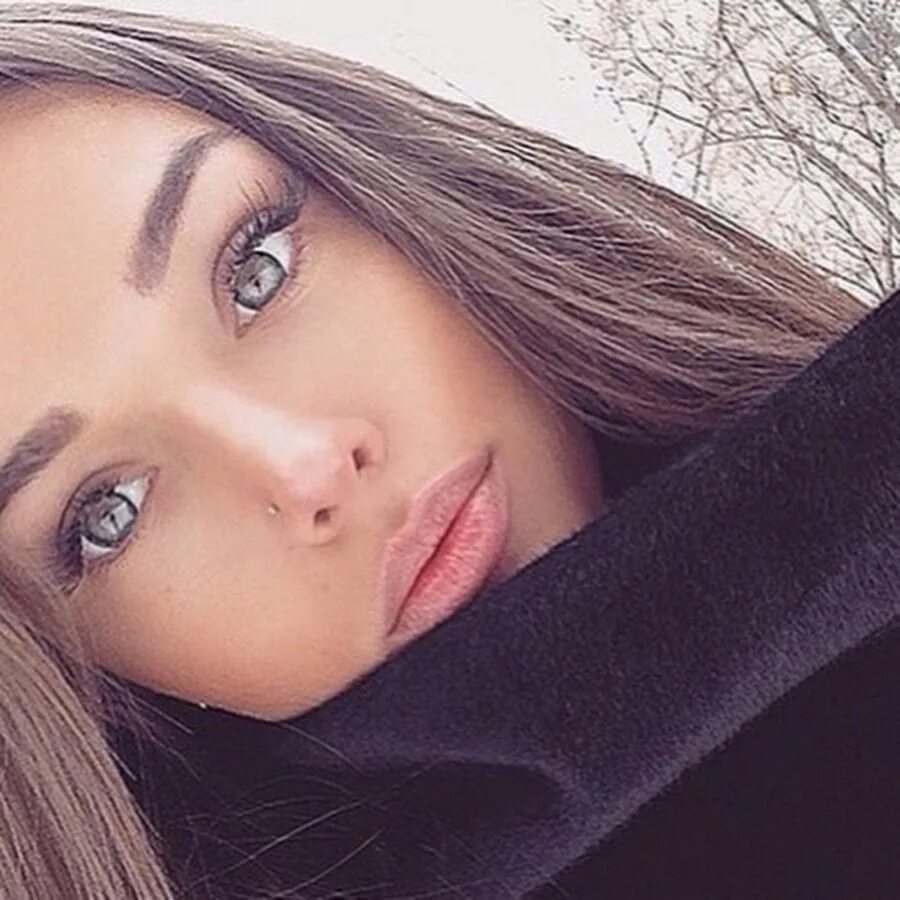 Девка с пухлыми губами