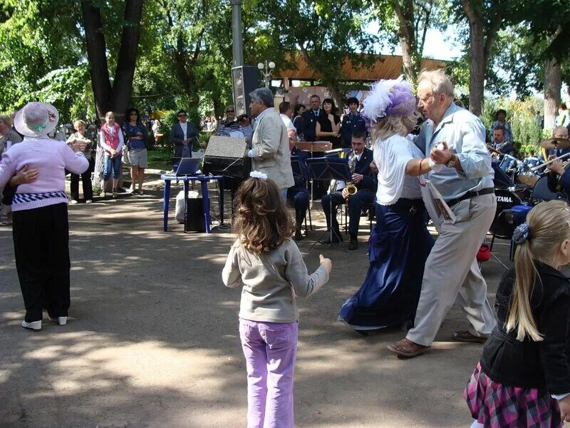 Песня играет духовой оркестр в городском. Духовой оркестр в городском саду. Танцы под духовой оркестр в парке. Городской сад танцы. Оркестр в городском саду танцы.