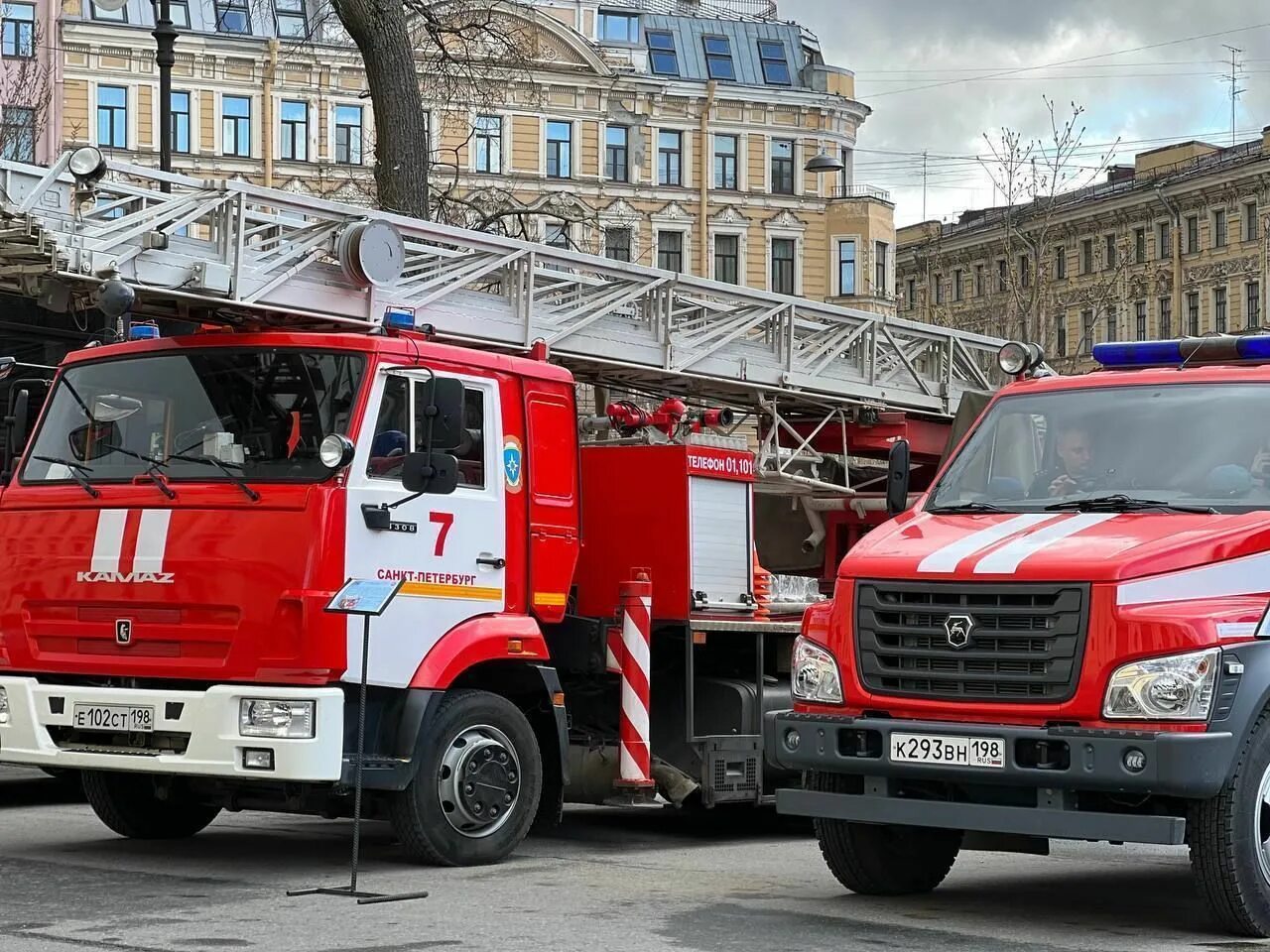 220 лет пожарной охране санкт-петербурга. Пожарные в петербурге. Календарь пожарной охраны. День пожарной охраны санкт петербурга. Картинка москва исторический парад пожарных.