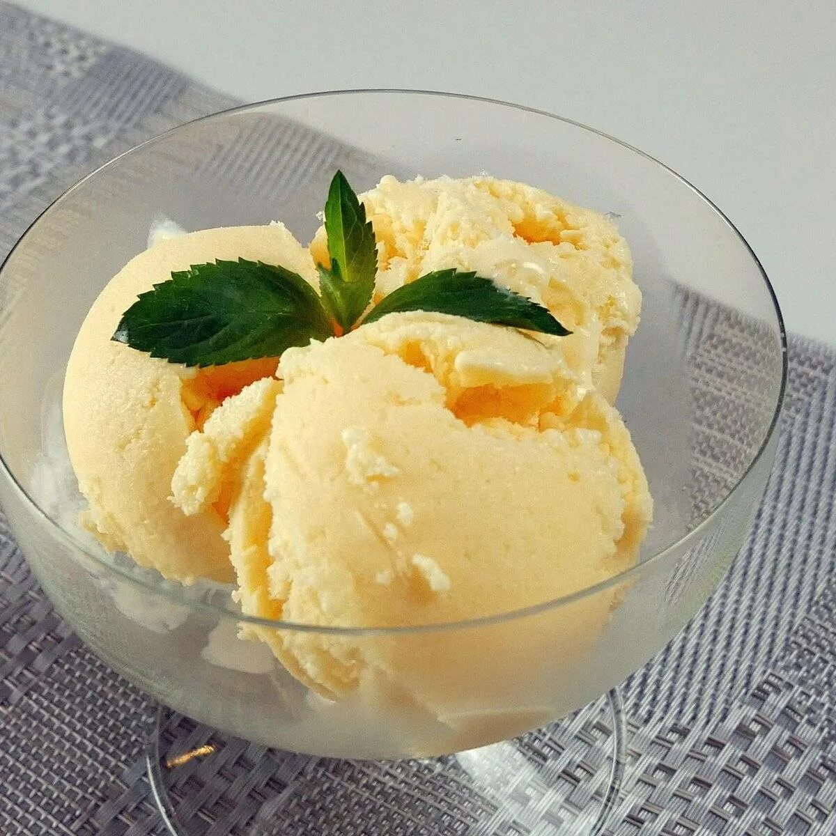 Домашнее мороженое дома. Домашнее мороженое. вкусное домашнее мороженое. грушевое мороженое. грушевый сорбет.