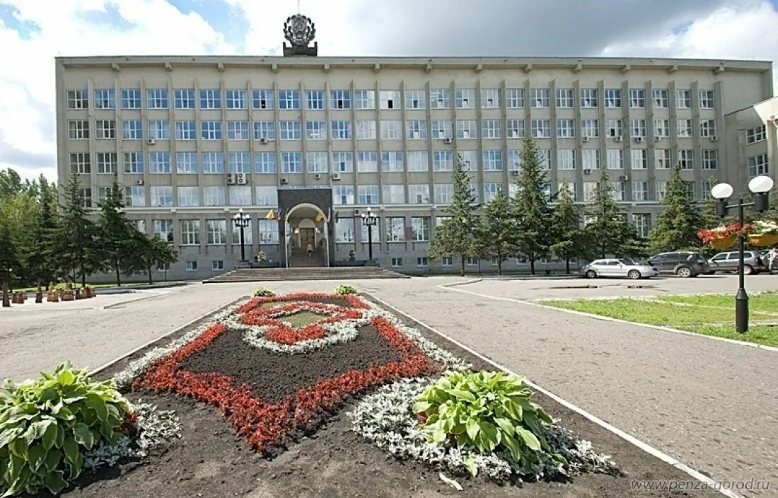 Пензенская администрация телефон. Администрация города Пензы. Администрация Пензы Маршала Жукова. Пенза площадь Маршала Жукова администрация. Пенза областная администрация.