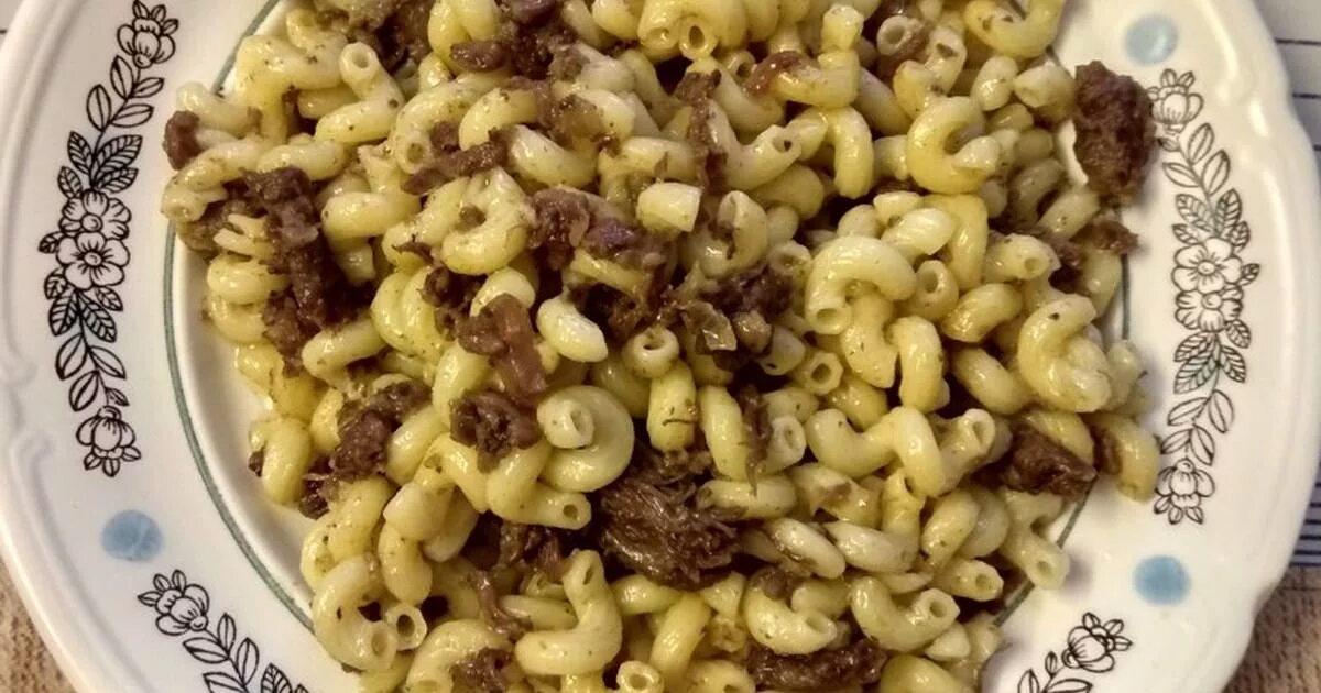 Вермишель по флотски с тушенкой. Макароны с тушенкой рецепт на сковороде. Макароны с тушенкой и сыром. Макароны с тушенкой рецепт на сковороде. Спагетти с тушенкой на сковороде.