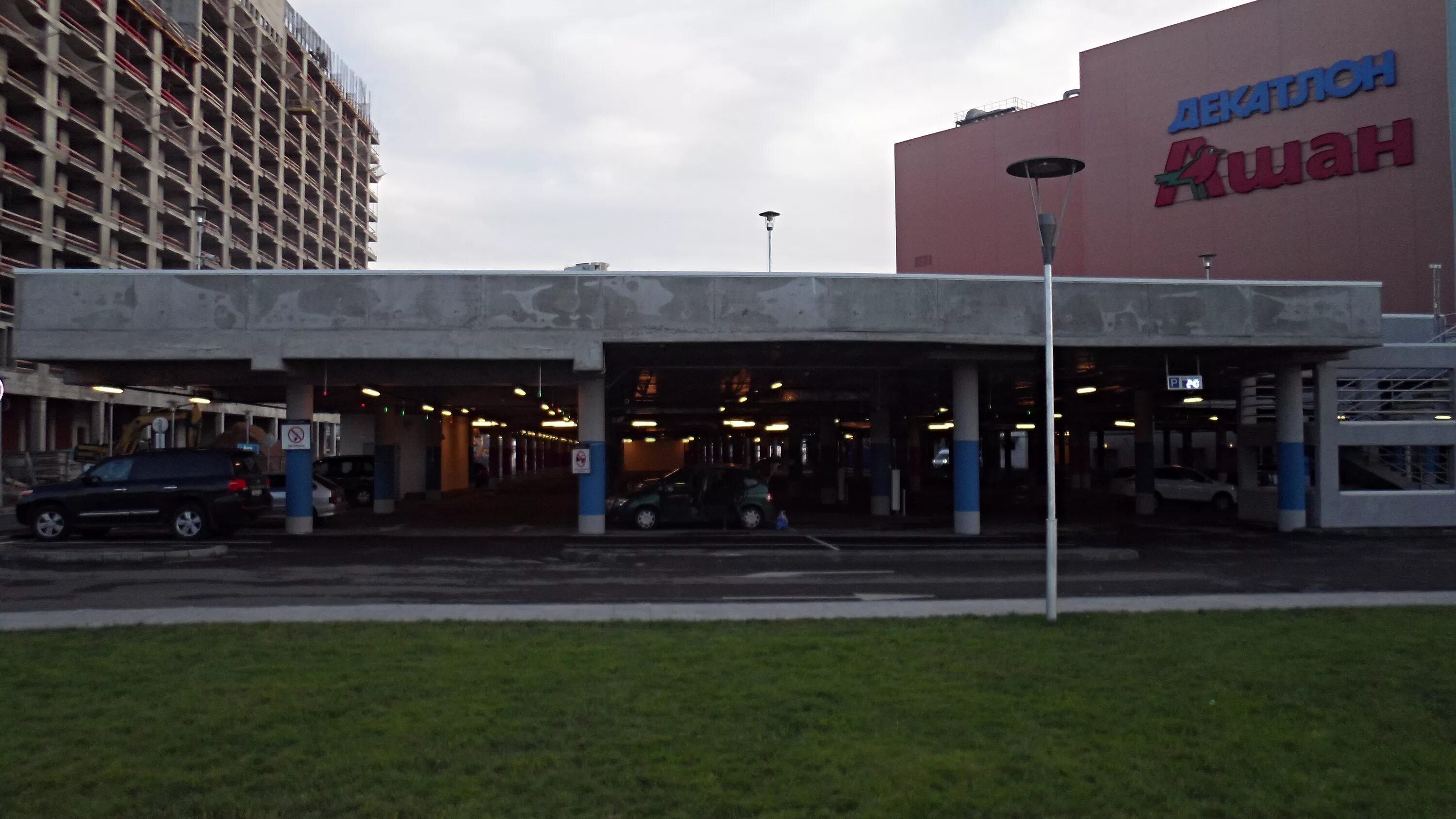Подземная парковка авиапарк. Парковка у тц авиапарк москва. Паркинг авиапарк. Парковки ашан авиапарк. Парковки ашан авиапарк.