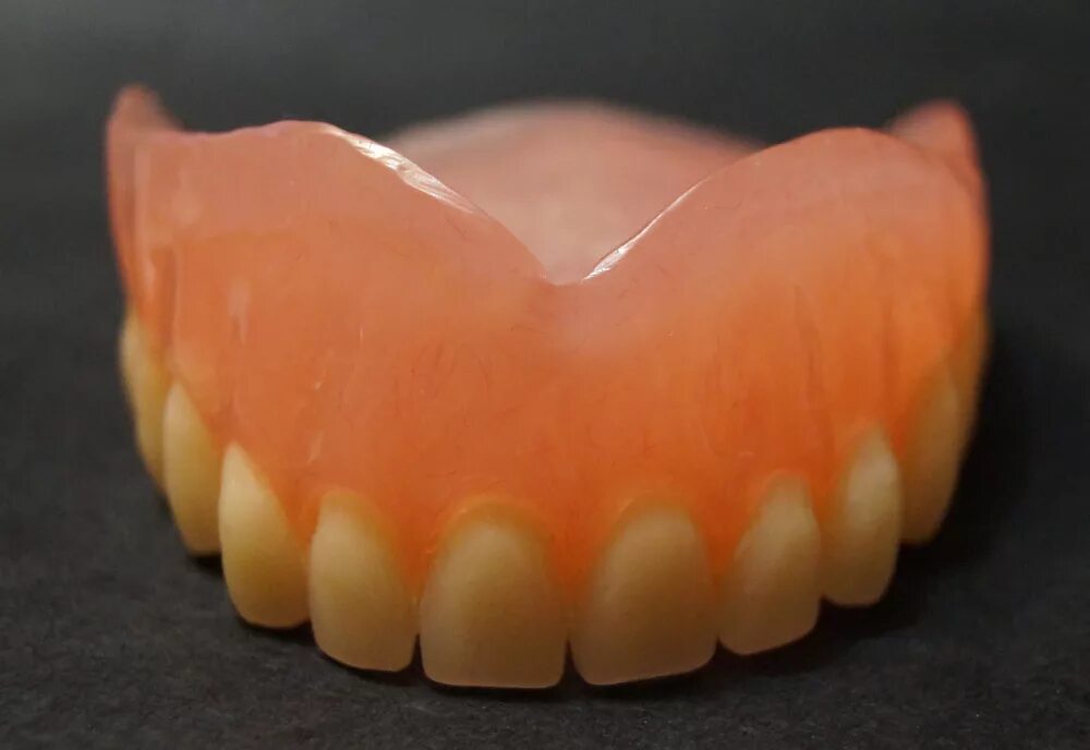 Какие зубные протезы лучше при отсутствии зубов. Полносъемный протез акрил. Съемный пластиночный протез на верхней челюсти. Иммедиат-протез полный съемный пластиночный протез. Съемный акриловый протез.