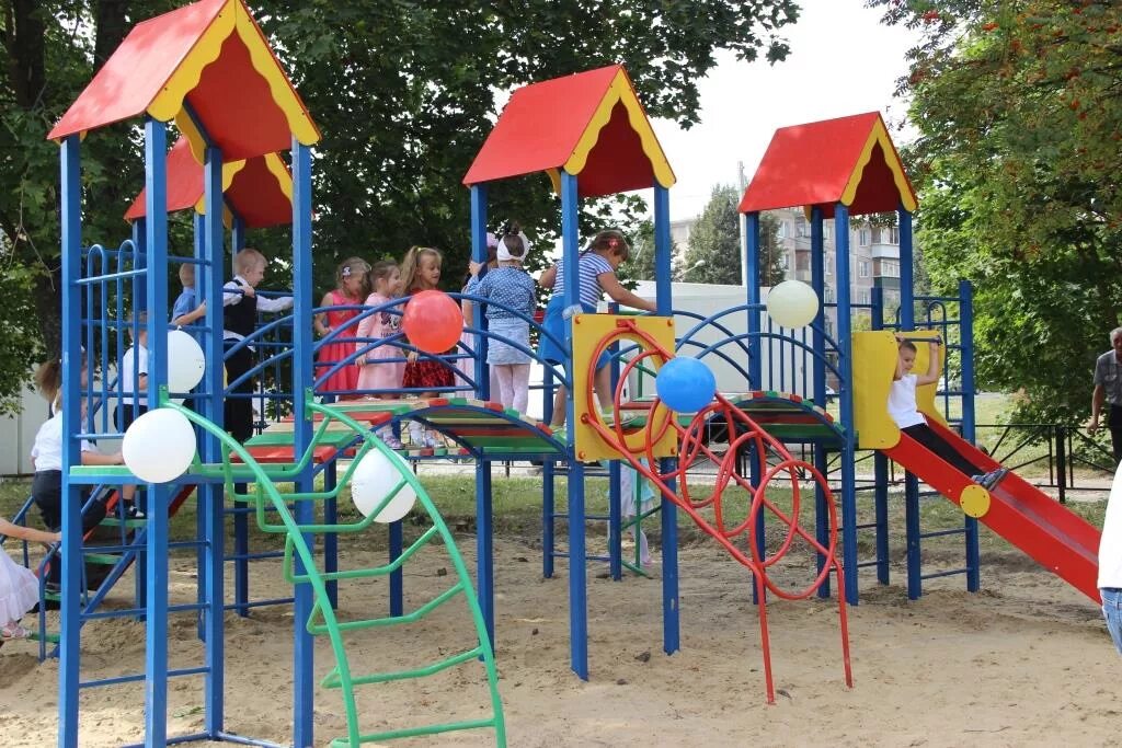 Центр досуга железногорск. Детская площадка железногорск курская область. детские площадки железногорск курская область. благотворитель детская площадка. детская площадка замок в железногорске курской области.
