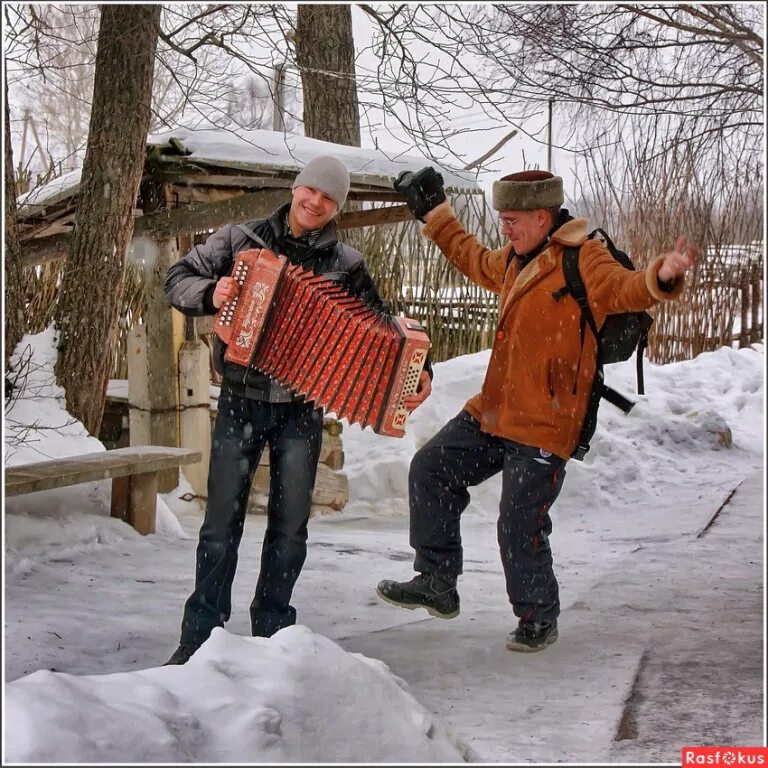 Парень с гармошкой. Гулянье с гармошкой. Гармонь. Деревенский мужик с гармошкой. Поющий гармонист