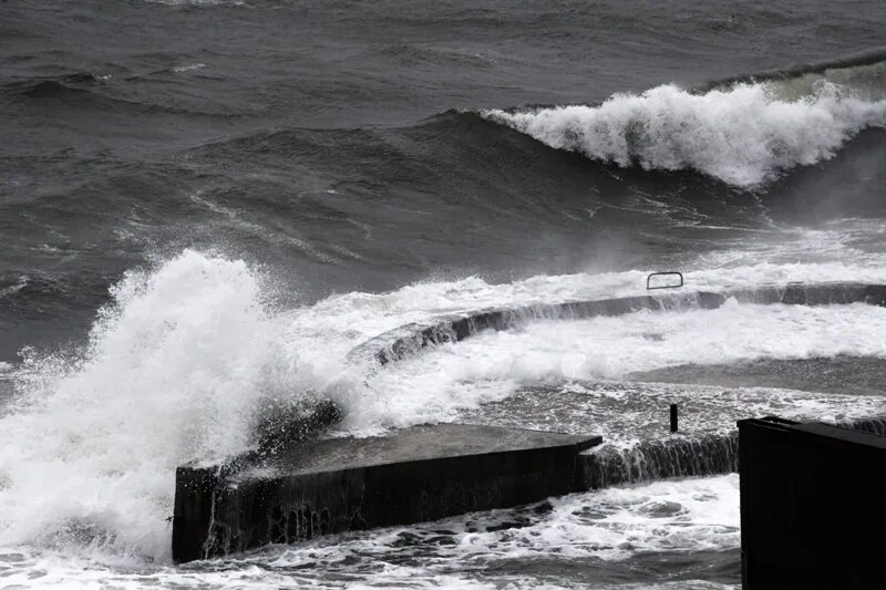 Тайфун в новороссийске. Цемесская бухта шторм. Алиев тайфун в одноклассниках новороссийск. Бора ветер новороссийск. Тайфун на бали.