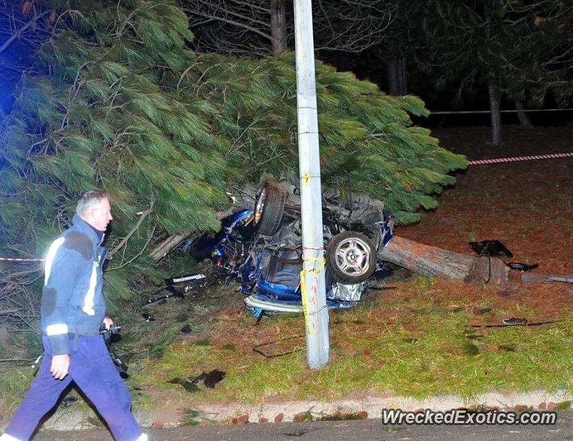 Crash into a tree. Crash into a tree. Машина у дерева иллюстрация. Приснилась автомобильная авария. Машина намоталась на дерево ночью.