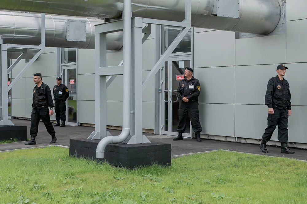 охрана территории предприятия. охрана территории предприятия. охранник в детском лагере. физическая охрана объектов. охрана промышленных объектов.