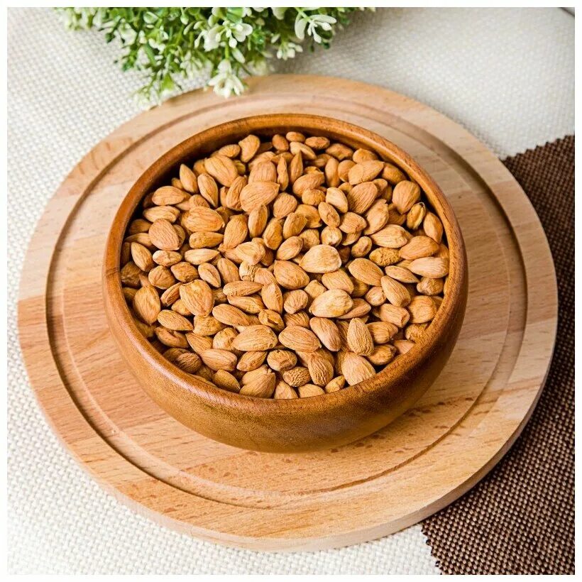 Ядра косточек абрикоса. Горький абрикос. Ядро абрикосовой косточки. Абрикосовые косточки похожие на миндаль. Ядра абрикоса и миндаль.