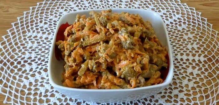 Обжорка с сухариками. Салат обжорка с печенью и солеными. салат обжорка с сухариками. обжорка с куриной печенью. салат с печенью и сухариками.