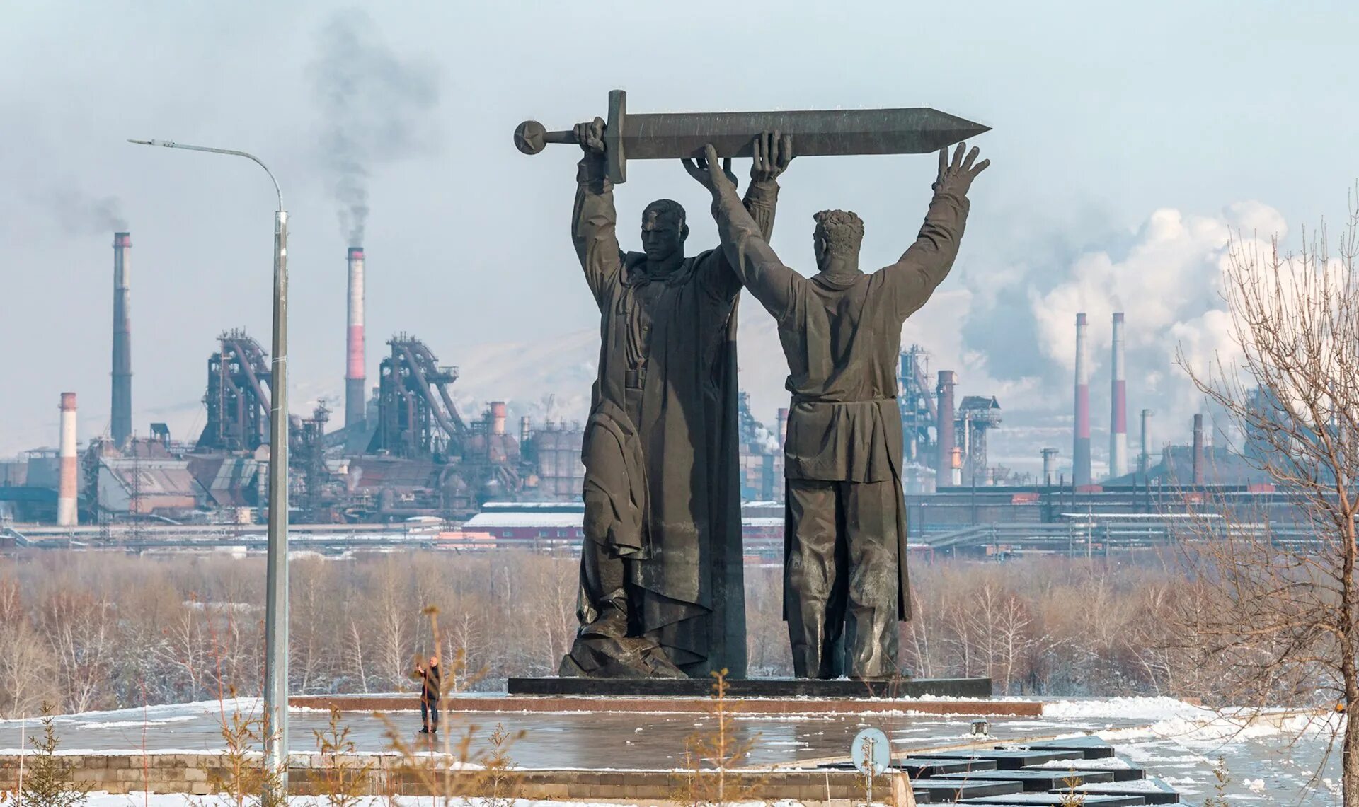 Магнитогорск уральский город. Памятник тыл фронту в Магнитогорске. «Тыл — фронту», г. Магнитогорск. Урал город Магнитогорск. Челябинск Челябинская область город Магнитогорск.