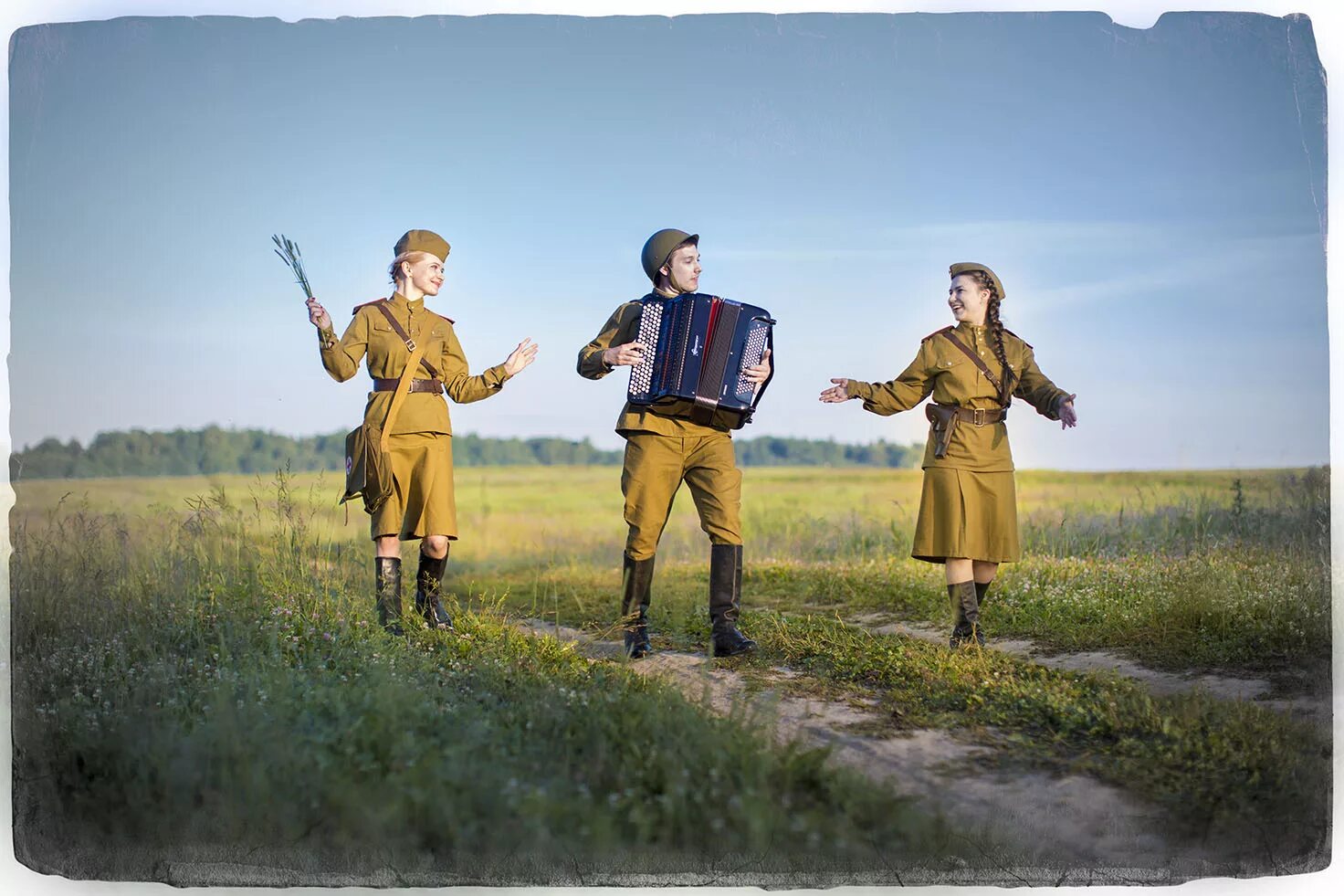 Песня войны современные русские. Военный фольклор. Солдат на природе. Солдаты на привале. Армейский фольклор.