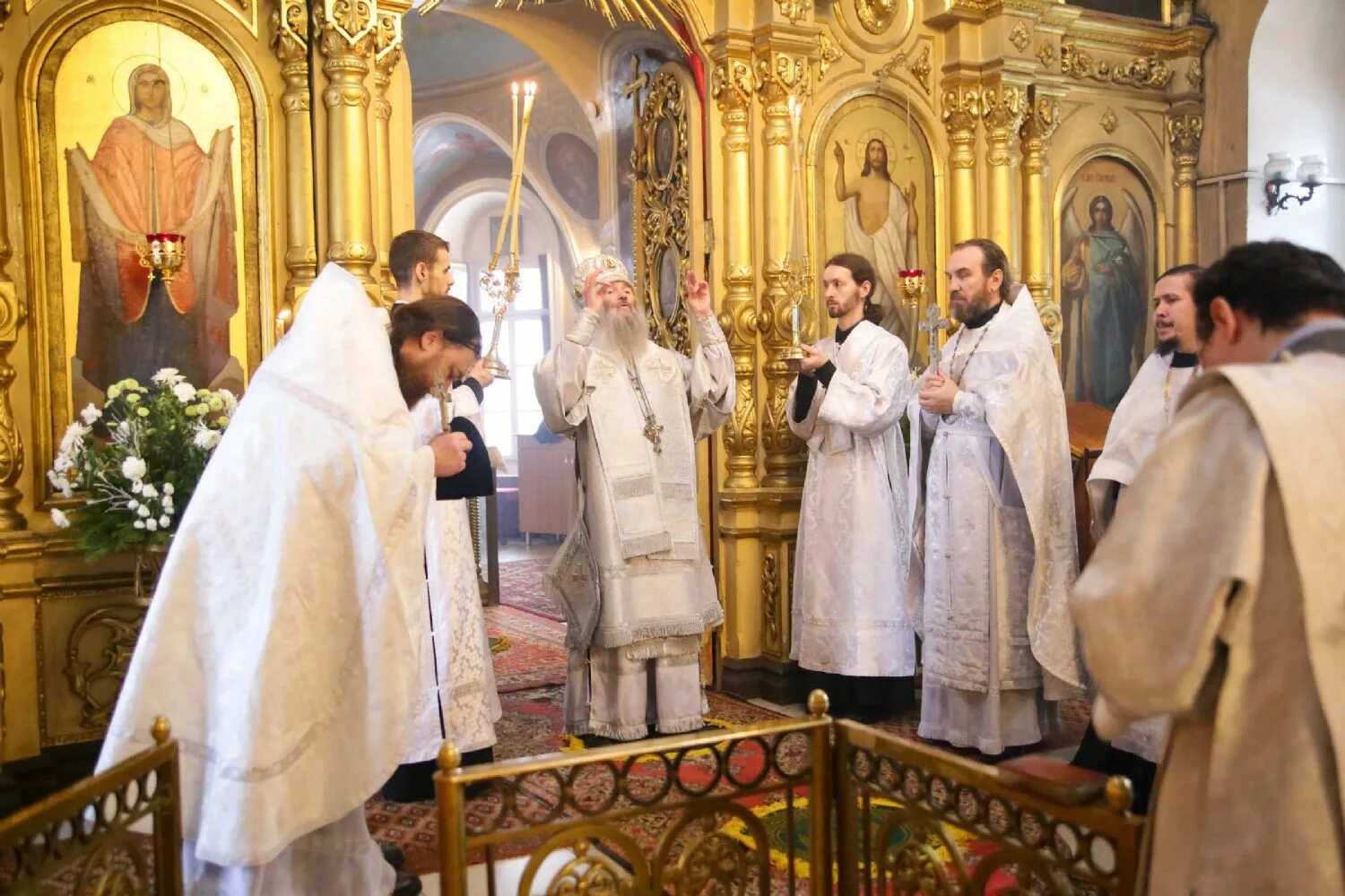 Крестить в честь святого. Крещение в церкви. Крещенская служба в церкви. Крещение Господне в церкви служба. Храм в честь крещения Господня.