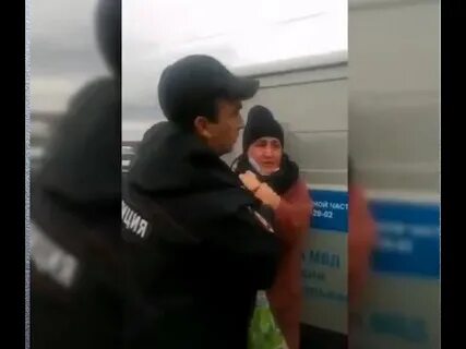 Девушка напала на полицейского