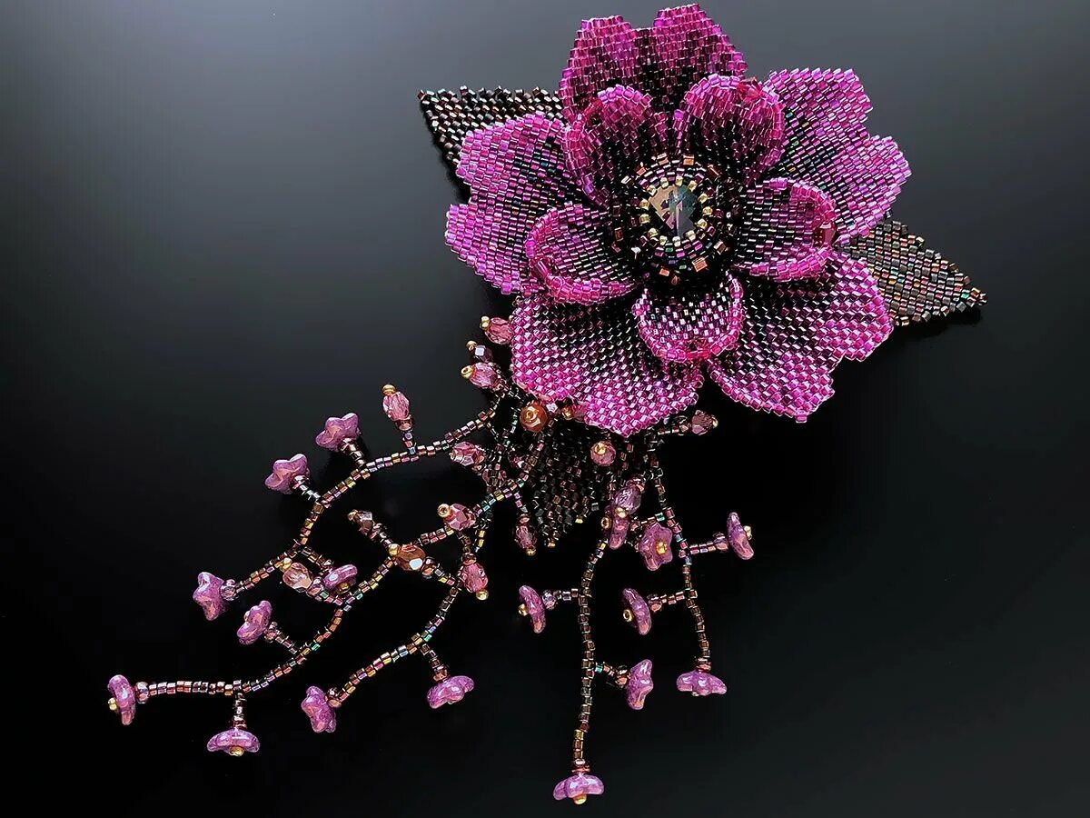 Хельга бисероплетение. Бисер цветы из бусин. Плетение бисером цветы. Цветы из бусин. Коричневые цветы из бисера.