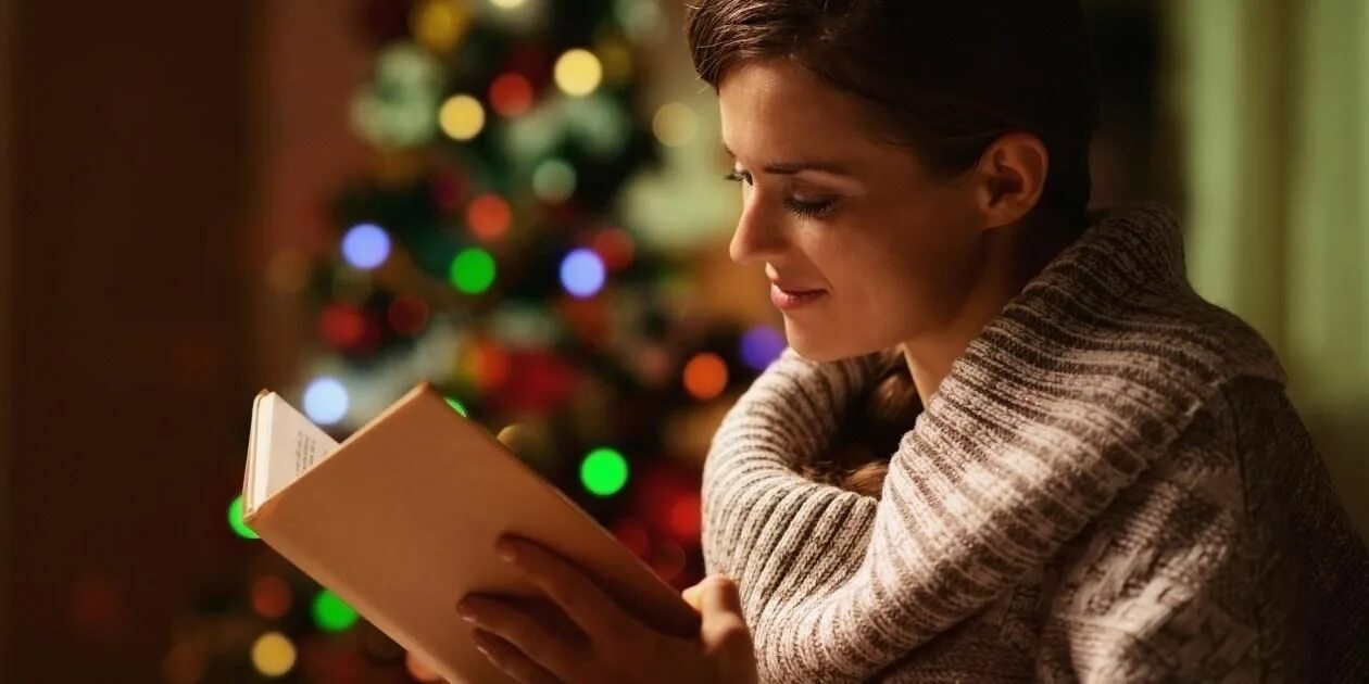 Новогоднее чтение. Чтение новогодних книг. Рождество чтение. Чтение книг в новый год. Чтение зимним вечером