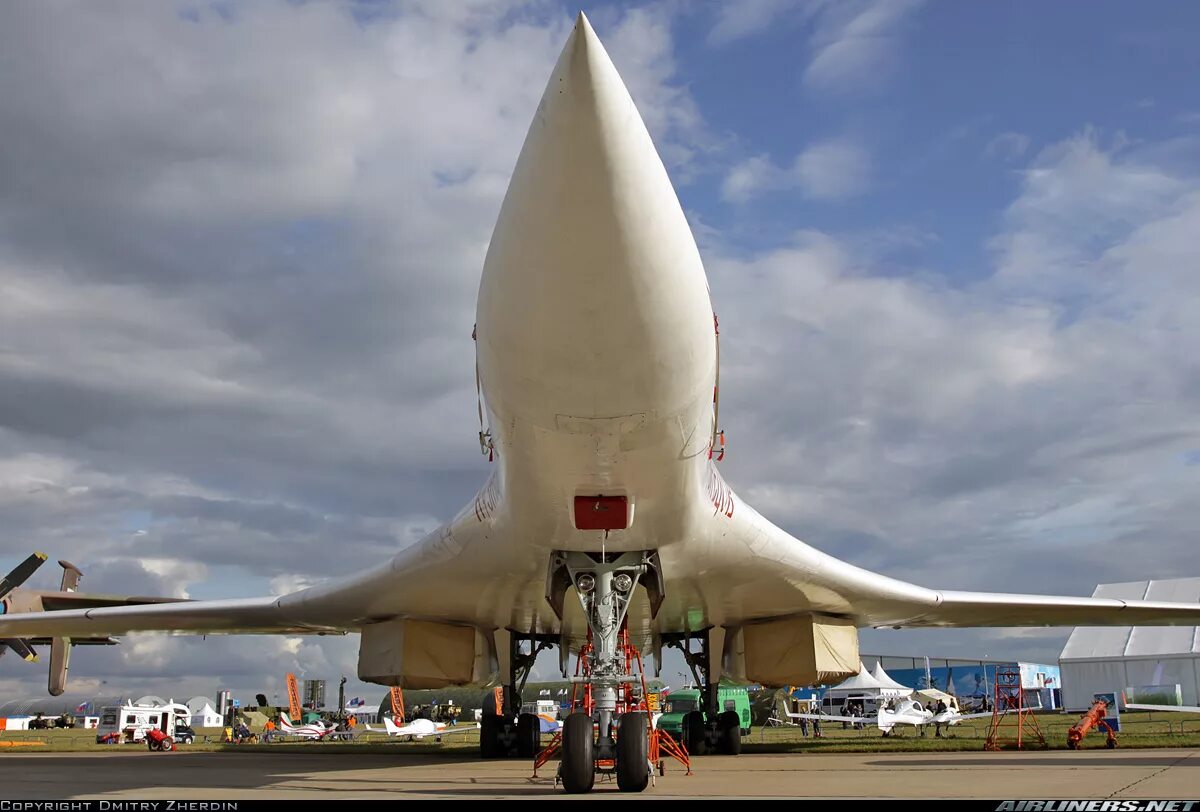 Ту-160 белый лебедь. Лебедь самолет ту 160. Ту-160 сверхзвуковой самолёт. Сверхзвуковой белый лебедь ту-160.