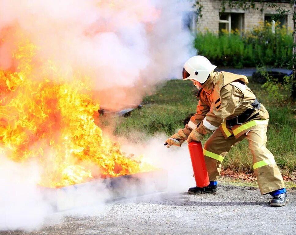 Пожарные тушат пожар. Пожарный тушит огонь. Пожарные на пожаре. Пожарник или пожарный.