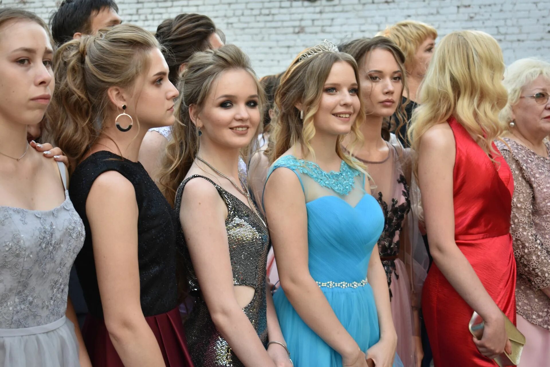 Игры на выпускном вечере в 11 классе. Выпускные вечера в школах чистополя. Выпускной бал украина. Платья чистополь. Выпускной чистополь.