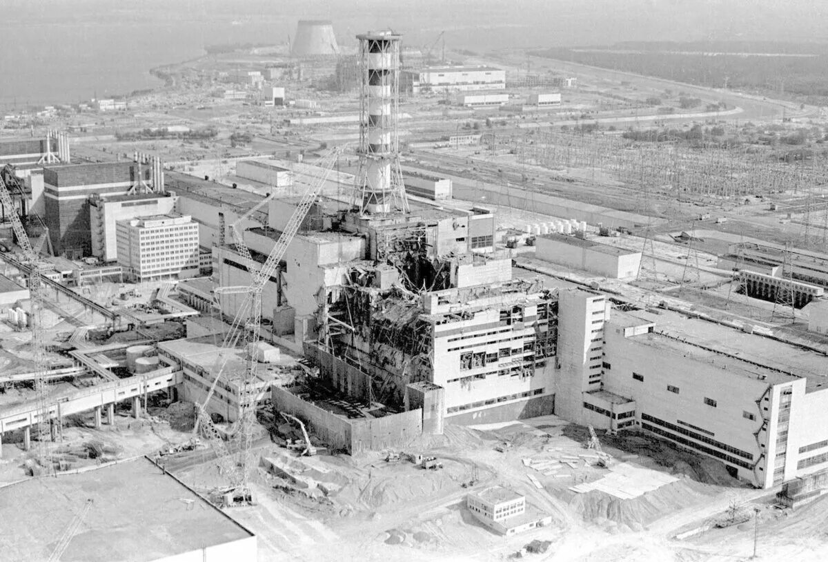 Сколько аэс взорвались. 26 Апреля 1986 года взрыв на Чернобыльской АЭС. Чернобыльская АЭС после взрыва. 4 Энергоблок Чернобыльской АЭС 1986. Припять 26 апреля 1986.