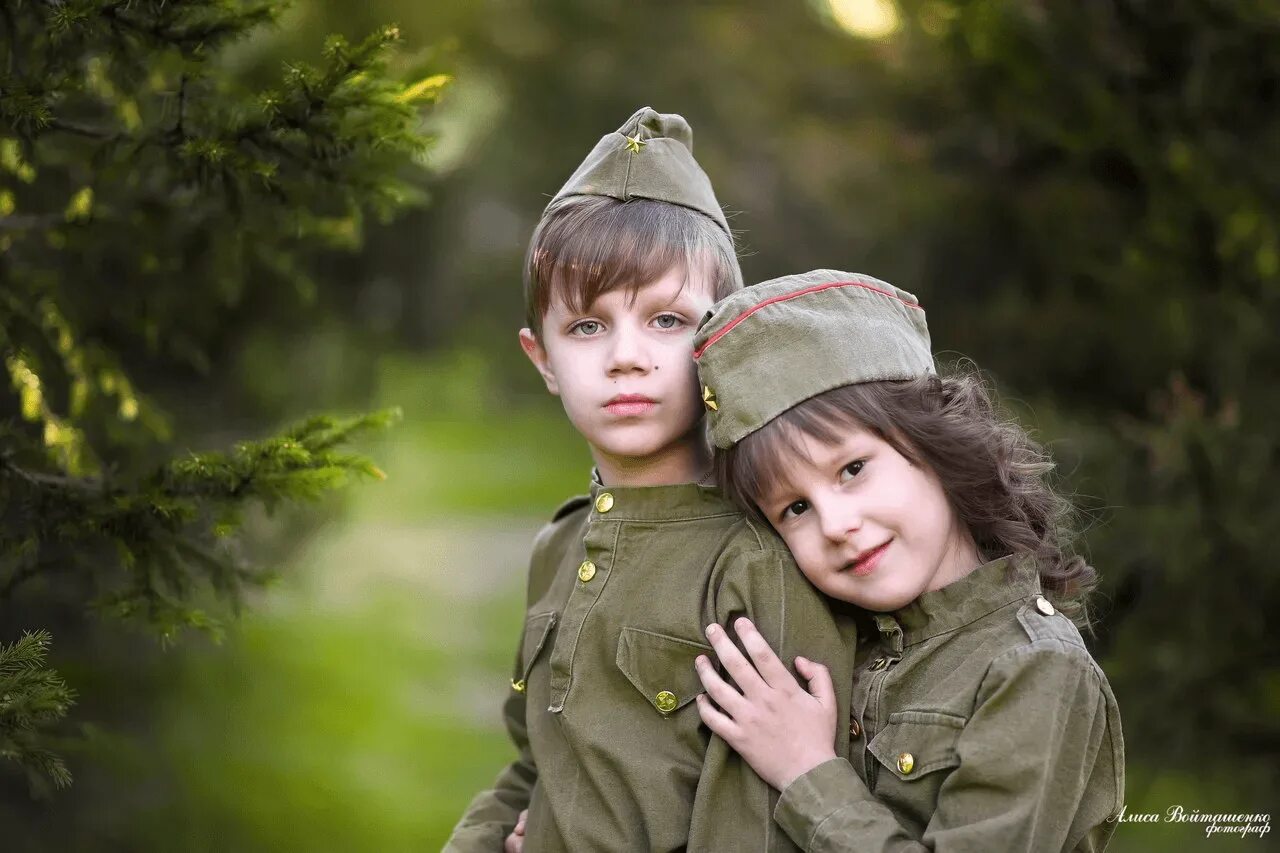 Семья 23 февраля. Дети в военной форме. Девочка в военной форме. Мальчик в военной форме. Детская Военная форма.
