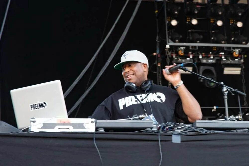 Продюсер премьер. Dj premier. guru рэпер. хип хоп диджей 5. премьера диджеев.