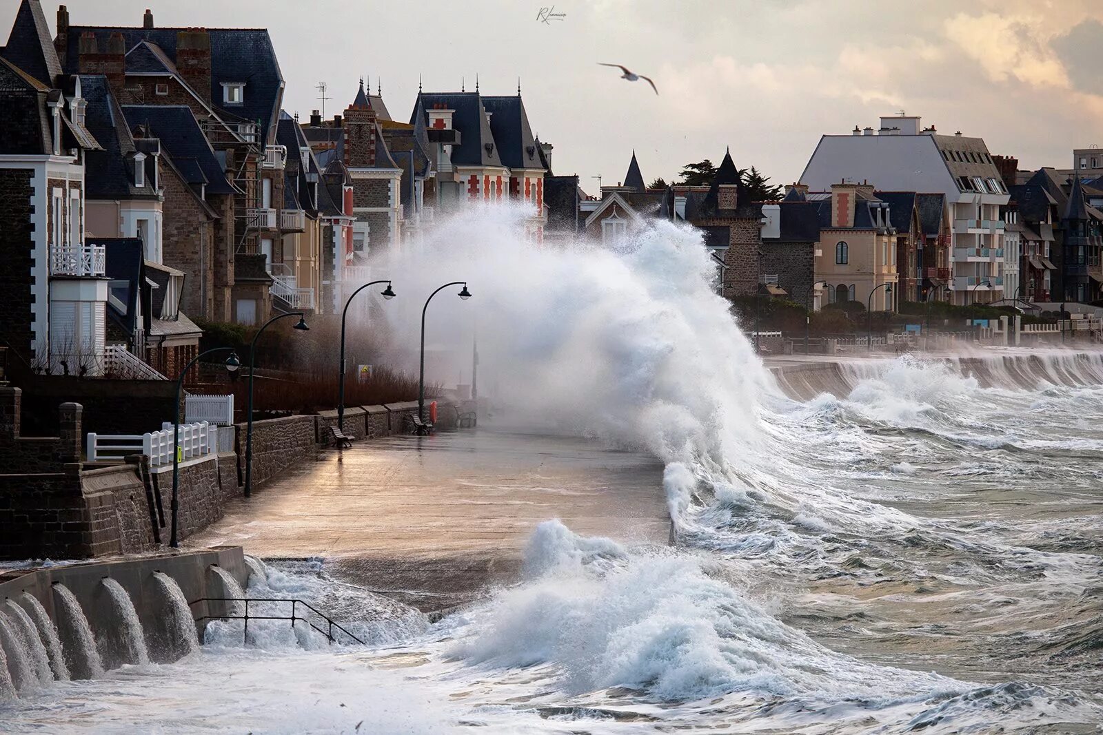 Страна штормов. Saint malo Франция шторм. Сен мало Бретань Франция. Сен-мало Франция шторм. Шторм Бретань Франция.