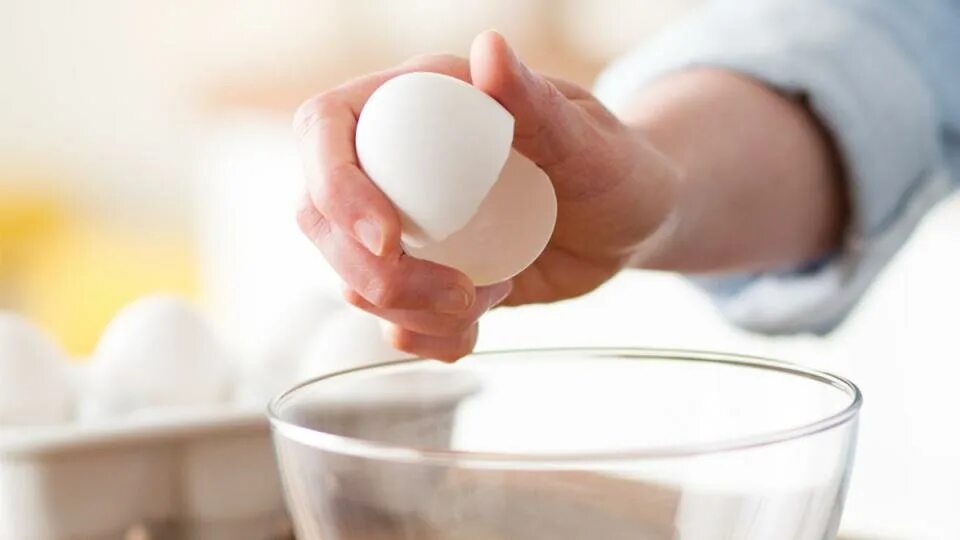 Cracking eggs. Crack egg. hand cracking an egg. crack еда. to crack eggs.