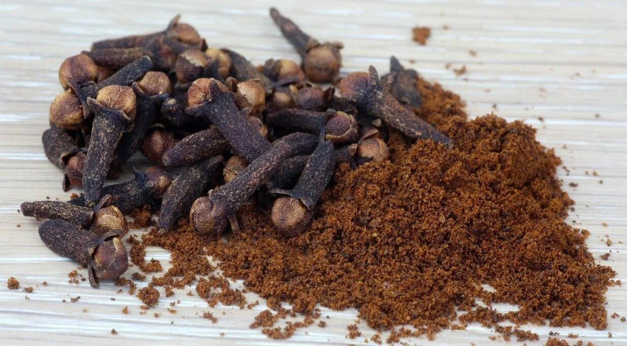 Цветы гвоздики приправа. Гвоздика пряность. Гвоздика специя. Гвоздика молотая. Гвоздика специя молотая.