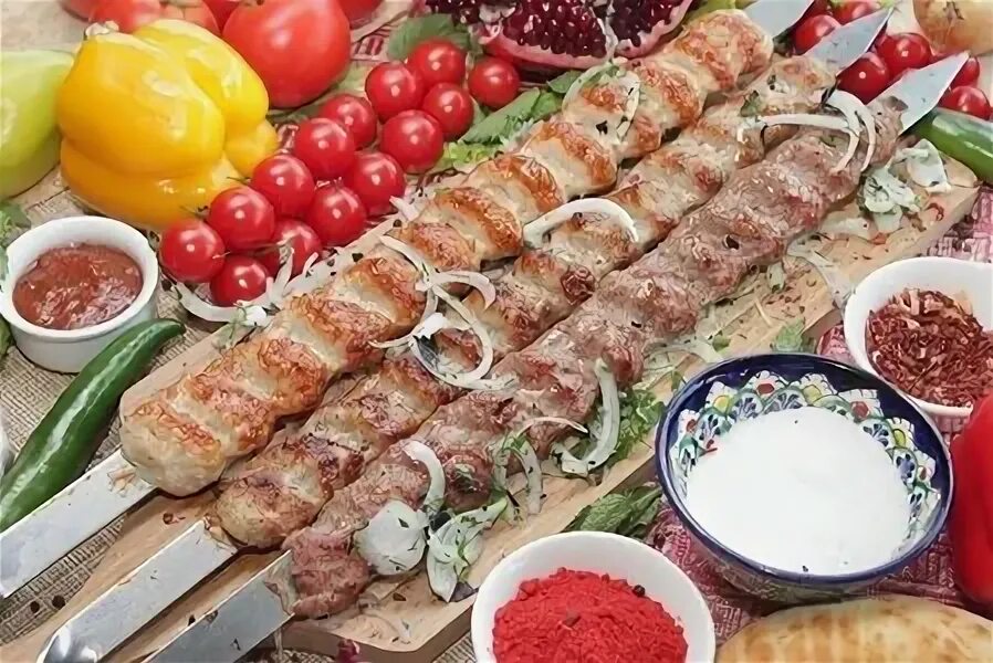 стол с шашлыком салатами закусками конфеты. шашлычная 24. шашлычный двор камышин. шашлык 24. гарнир к шашлыку из свинины.