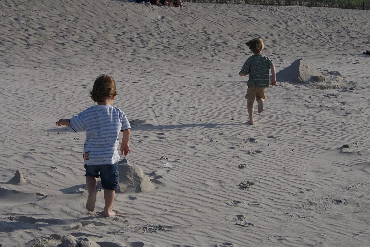 Дети бич. Песок для детей. Лето дети песок. Игры на пляже для детей. Мальчик лето песок.
