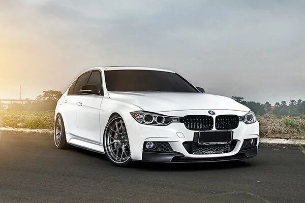 Bmw m обвес. BMW 3 f30 2013. BMW 3 f30 m Performance. BMW f30 m обвес. БМВ 3 белая м обвес.