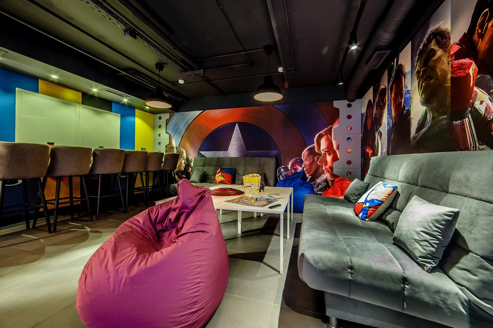 Антикафе time club «re:форма». Тайм комната. Пати тайм лофт. Проектор в кафе. Пуфики в кафе интерьер.