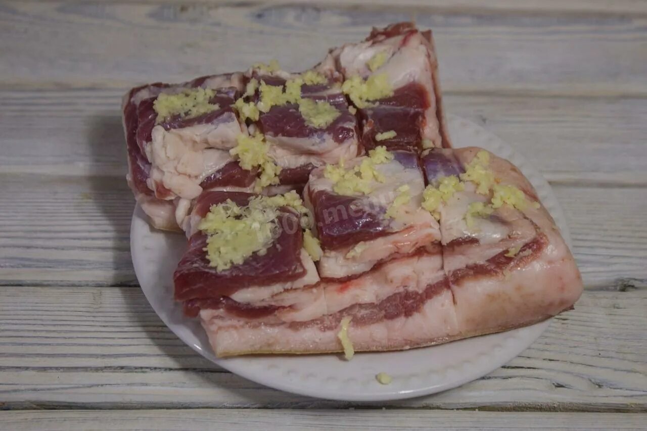 Как быстро и вкусно засолить грудинку свиную. Грудинка посол. засолить грудинку свиную. солёная грудинка с хлебом. засолить грудинку свиную в домашних условиях.