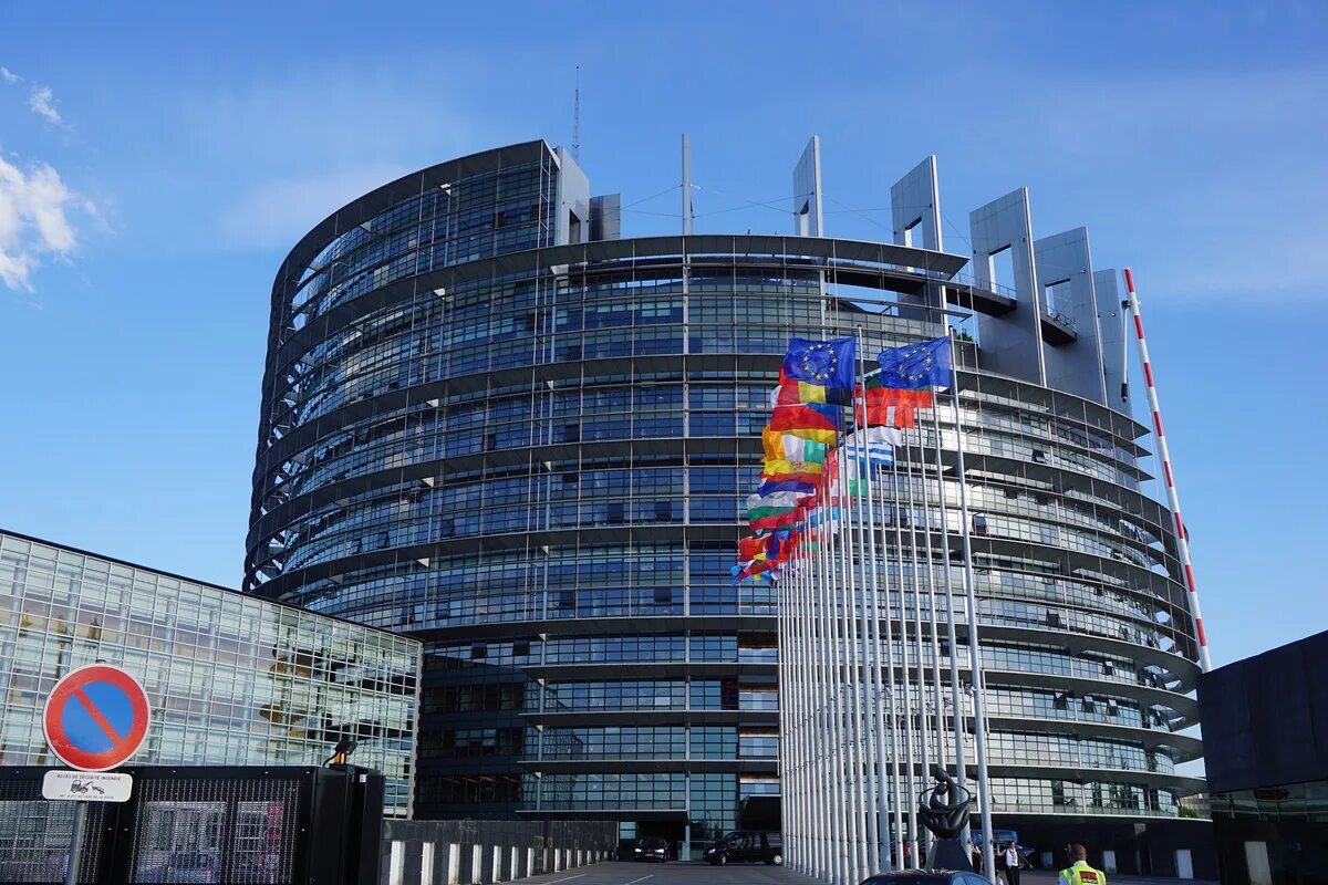 Европейский парламент Страсбург. Здание европейского парламента в Страсбурге. Здание Европарламента в Брюсселе. Парламент Евросоюза в Брюсселе.