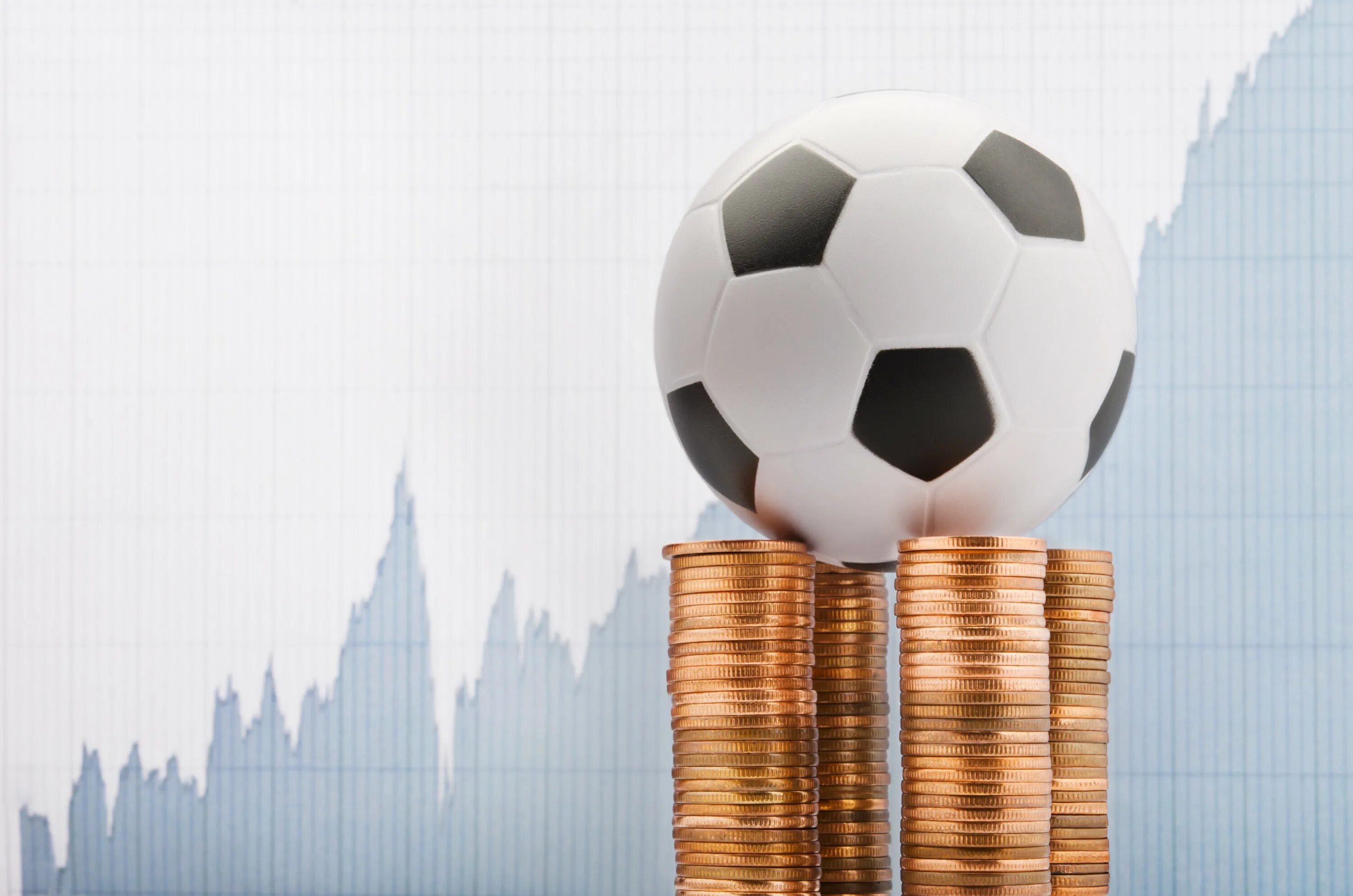 Мяч с деньгами. Футбольный мяч и деньги. Экономика спорта. Футбол деньги.