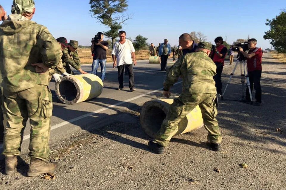 Блокада крыма. Блокада Крыма 2014. Транспортная блокада Крыма. Блокада Крыма со стороны Украины. Блокада Крыма фото.