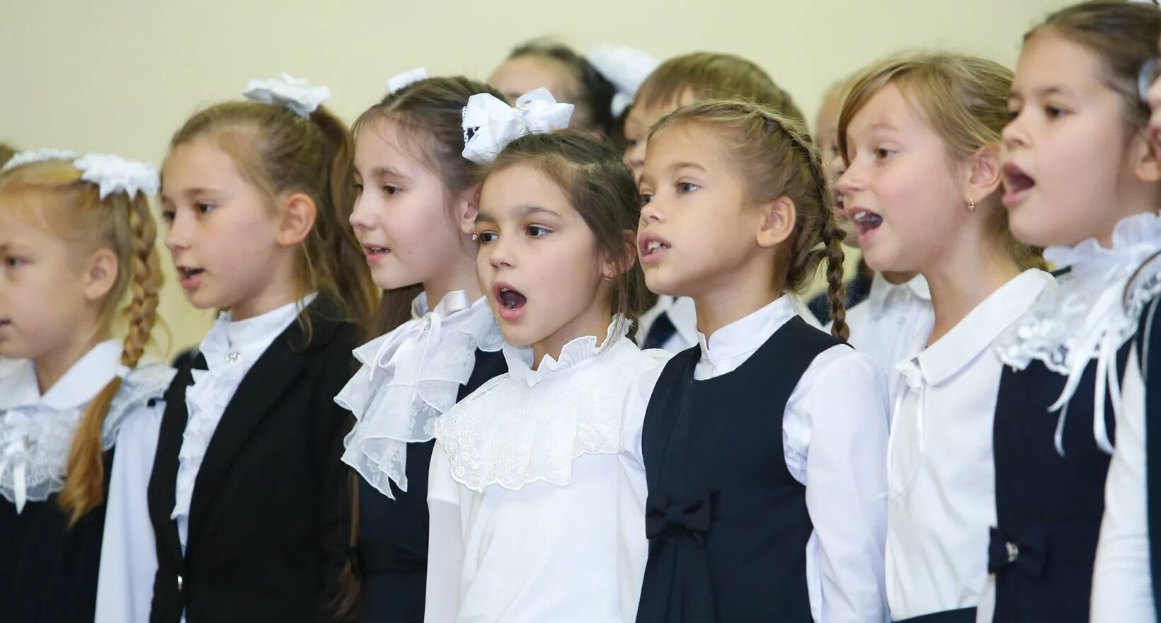 Школе песня поют дети. Школьники поют. Пение в начальной школе. Дети поют в школе. Урок пения в школе.