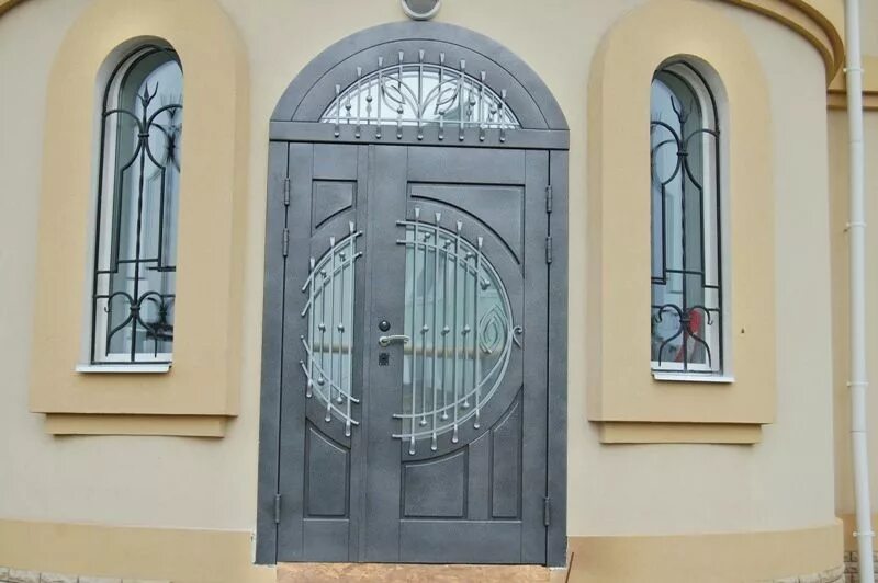 Межкомнатная арочная дверь. Арочные деревянные двери. Входные двери в загородный дом. Входные двери с аркой. Арочные входные двери.