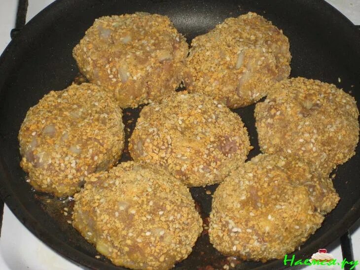 Фарш в панировке. Котлеты с кунжутом. котлеты из конины. котлеты конина. куриные котлеты в кунжутной панировке.