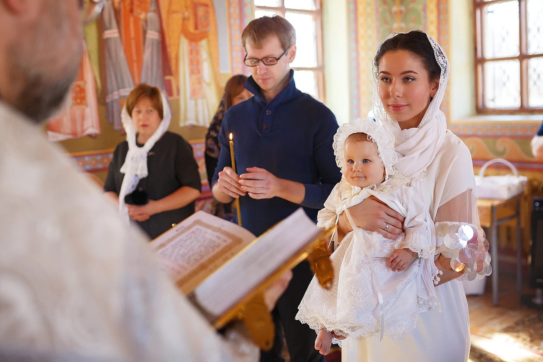 Могут быть родственниками крестные. Крещение ребенка. Дети в храме. Крещение детей в церкви. Младенец в храме.