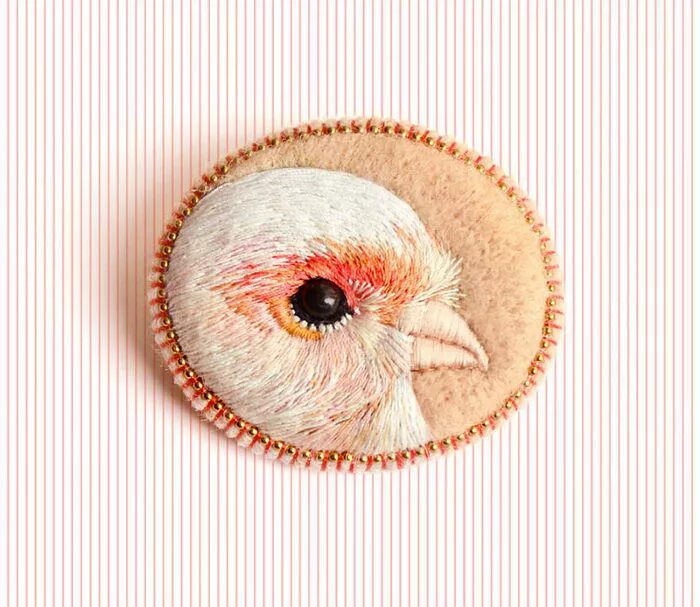 брошь из ниток. брошь гладью. брошь вышивка гладью. брошь из бисера и глади. вышитые броши.