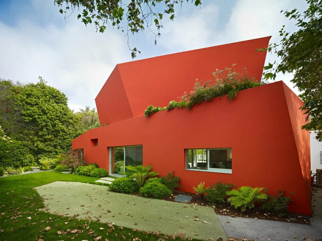 Домики красного цвета. Оранжевый дом. Оранжевый фасад дома. Яркие фасады домов. Красный дом.