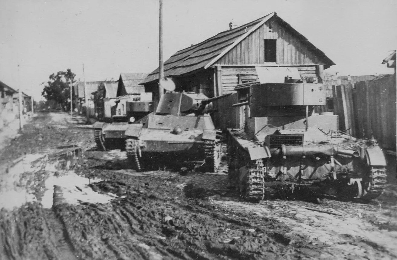 Фото военного пскова. Советские танки Невель 1941. Невель 1941. Псковская танковая дивизия. Немецкие войска 1941 в деревне.